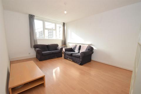 3 bedroom flat to rent, Falcon Grove Battersea London