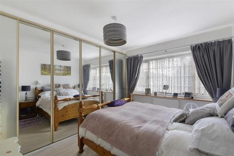 17 Forest Road, Paddock Wood, Tonbridge, TN12 6JU