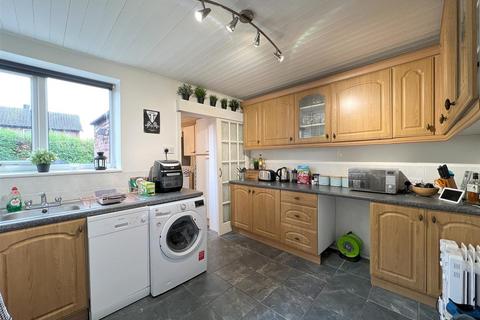 2 bedroom end of terrace house for sale, Chatsworth Avenue, Macclesfield