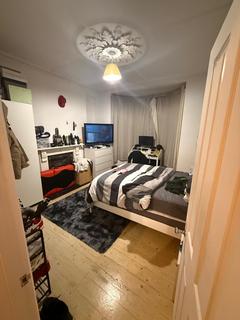 3 bedroom house share to rent, Hartington Road, London SW8