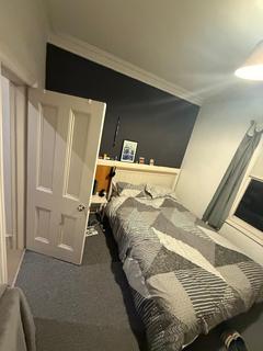 3 bedroom house share to rent, Hartington Road, London SW8