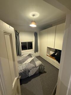 3 bedroom house share to rent, Hartington Road, London SW8