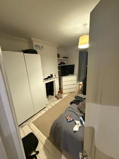 3 bedroom house share to rent, Hartington Road, London SW8