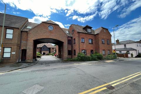 2 bedroom flat to rent, Swan Court, Newbury RG14