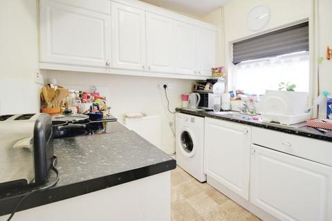 2 bedroom terraced house to rent, Radnor Street, Swindon SN1