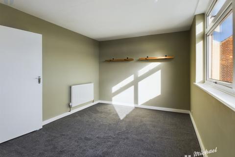 2 bedroom flat for sale, Ridgeway Court, Aylesbury, Buckinghamshire