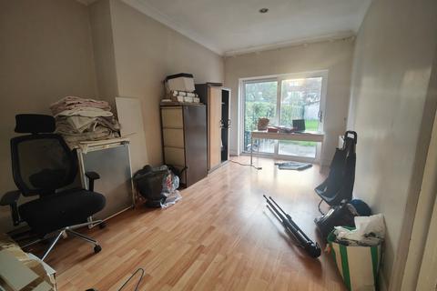 4 bedroom semi-detached house to rent, Llanvanor Road, Cricklewood