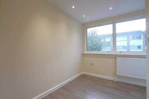 5 bedroom townhouse to rent, Sonia Gardens, Hounslow TW5