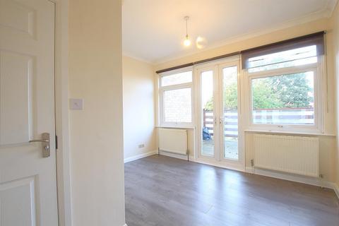 5 bedroom townhouse to rent, Sonia Gardens, Hounslow TW5