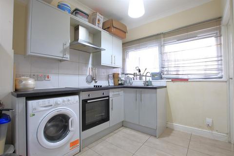 5 bedroom townhouse to rent, Sonia Gardens, Hounslow TW5