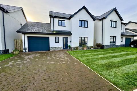 3 bedroom detached house for sale, Gerddi Madryn, Chwilog