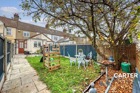 2 bedroom terraced house for sale, Crescent Avenue, Grays, RM17