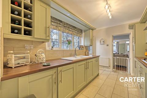 15 Crescent Avenue, Grays, RM17 6AZ