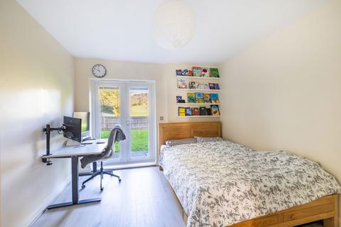 12 Roundburrow Close, Warlingham, CR6 9TT