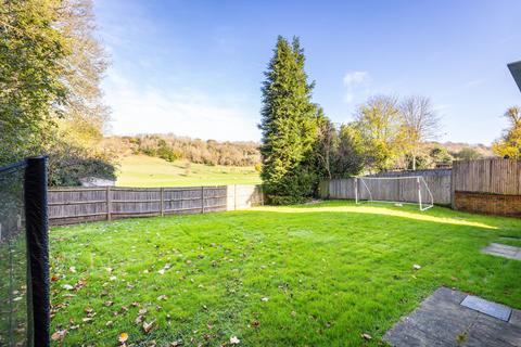 12 Roundburrow Close, Warlingham, CR6 9TT