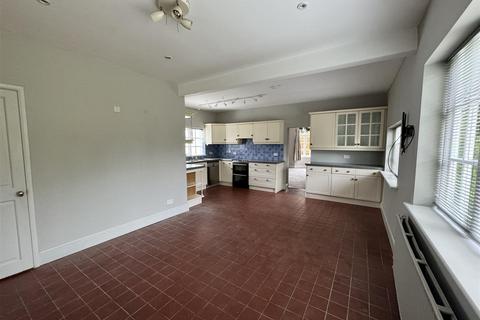 4 bedroom detached house to rent, Broad Lane, Hale