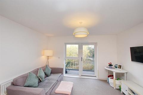 2 bedroom flat for sale, Sovereign Way, Tonbridge