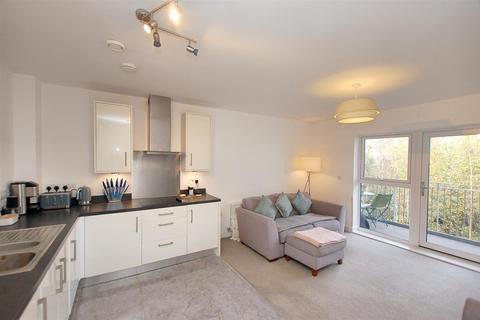 2 bedroom flat for sale, Sovereign Way, Tonbridge