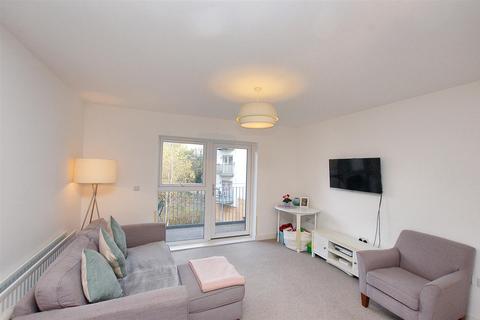 2 bedroom flat for sale, Sovereign Way, Tonbridge