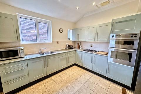 3 bedroom detached house for sale, Stand Close, Whitefield, M45