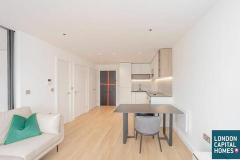 Studio to rent, Beaufort Square, London, NW9