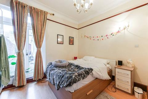 2 bedroom flat to rent, Carminia Road, Balham, London, SW17