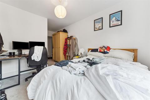 3 bedroom flat to rent, Brixton Water Lane, SW2