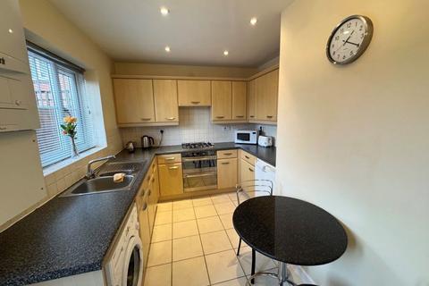 2 bedroom house to rent, Commongate, Macclesfield