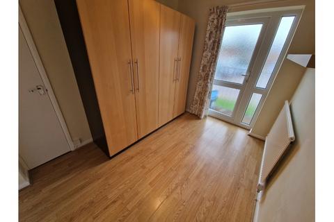 2 bedroom flat to rent, Seville Court, Taunton TA1