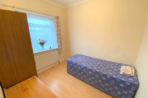 2 bedroom terraced house to rent, Oakleigh Road, Hillingdon, UB10