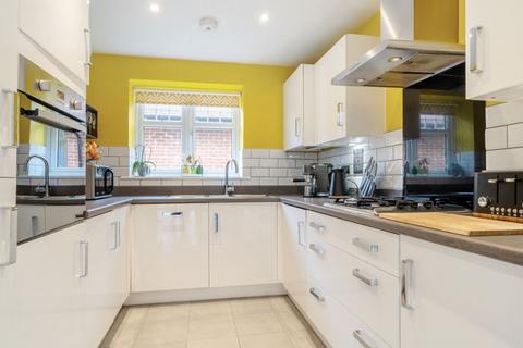 3 bedroom semi-detached house for sale, Carter Drive, Horsham RH12