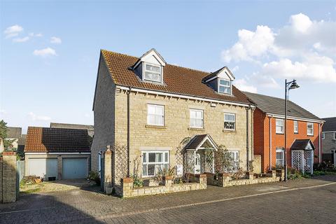 5 bedroom detached house for sale, Amberley Close, Calne