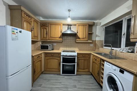 3 bedroom semi-detached house to rent, Ascot Close,  Oldbury, B69