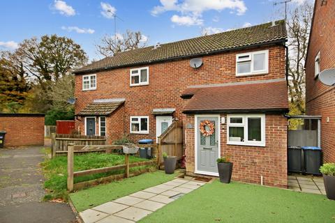 2 bedroom end of terrace house for sale, Estcots Drive, East Grinstead, RH19