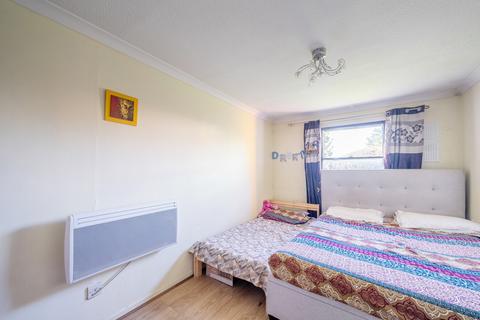 1 bedroom flat for sale, Douglas Bader House, 9 Gibson Close, Isleworth, TW7