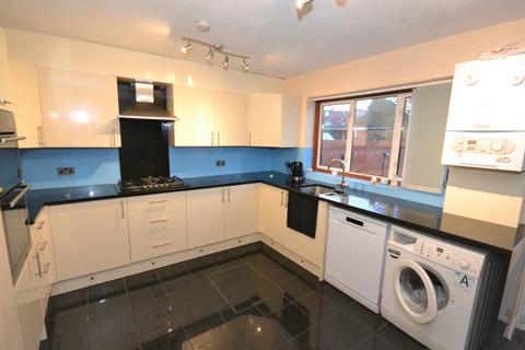 3 bedroom semi-detached house to rent, Spencer Avenue, Hayes UB4