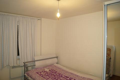 2 bedroom flat to rent, Monarch Way, Ilford IG2