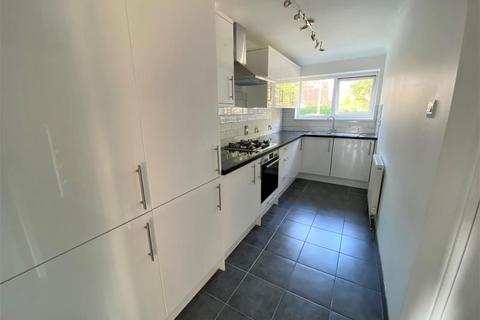 3 bedroom terraced house to rent, Pearl Court, Woking GU21