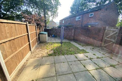 3 bedroom terraced house to rent, Pearl Court, Woking GU21