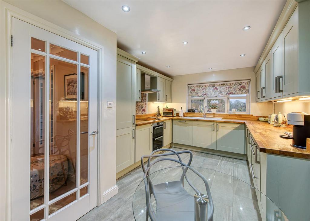 41 Penleigh Gardens-kitchen RE.jpg