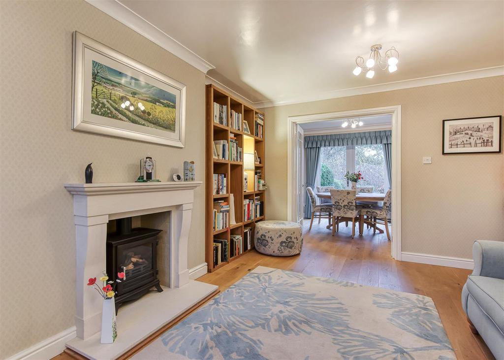 41 Penleigh Gardens-living3 RE.jpg