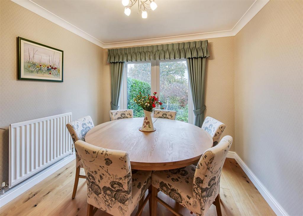 41 Penleigh Gardens-dining RE.jpg