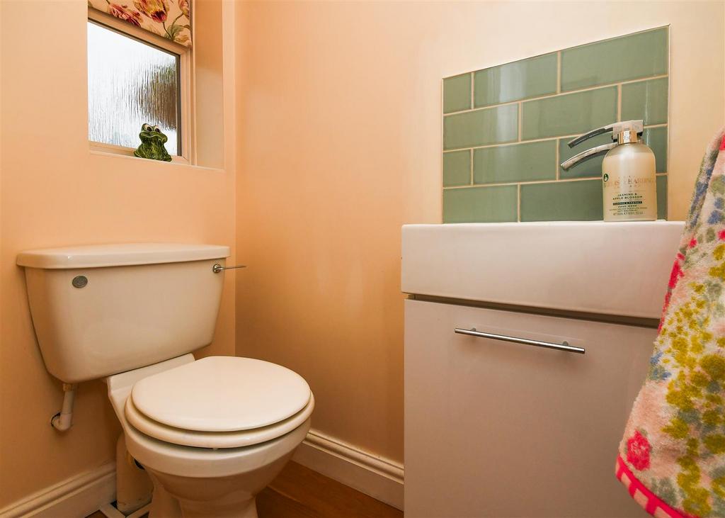 41 Penleigh Gardens - Guest Cloakroom.jpg