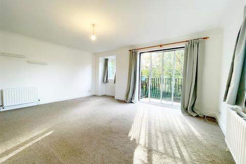 2 bedroom flat to rent, Great Heathmead, Haywards Heath