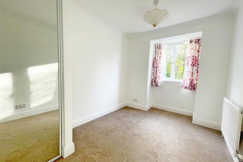 2 bedroom flat to rent, Great Heathmead, Haywards Heath