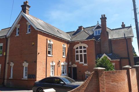 2 bedroom flat to rent, Manor Road, Aldershot