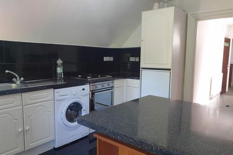 2 bedroom flat to rent, Manor Road, Aldershot