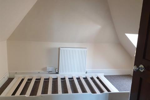 2 bedroom flat to rent, Manor Road, Aldershot