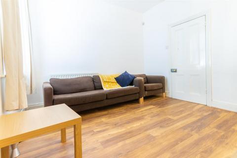 3 bedroom apartment to rent, Myrtle Grove, Jesmond