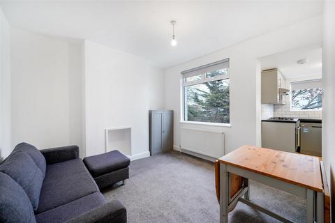 3 bedroom maisonette to rent, Southview Avenue, Neasden